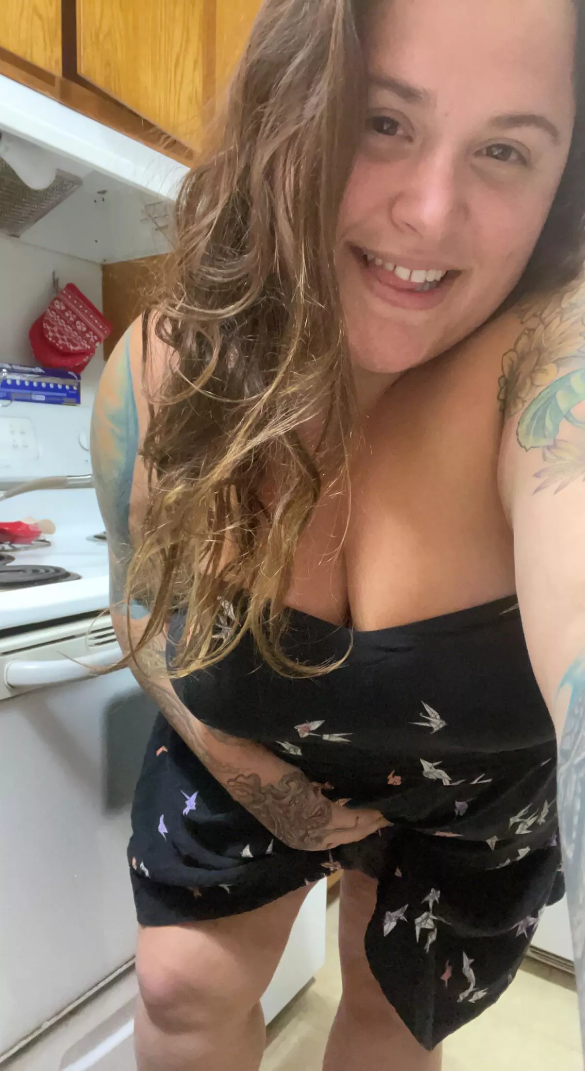 all natural stoner with big boobs and a seductive smile , treat yourself ? posted by handful_heather420