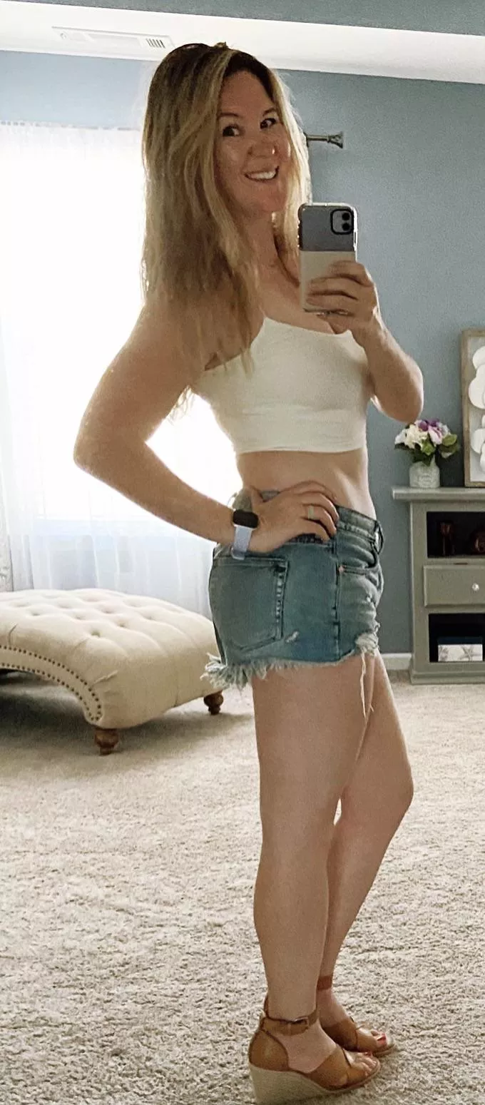 Always wondered if the lawn guys were checking me out in this outfit when I wasn’t looking 🧐 posted by Blairewhite6153