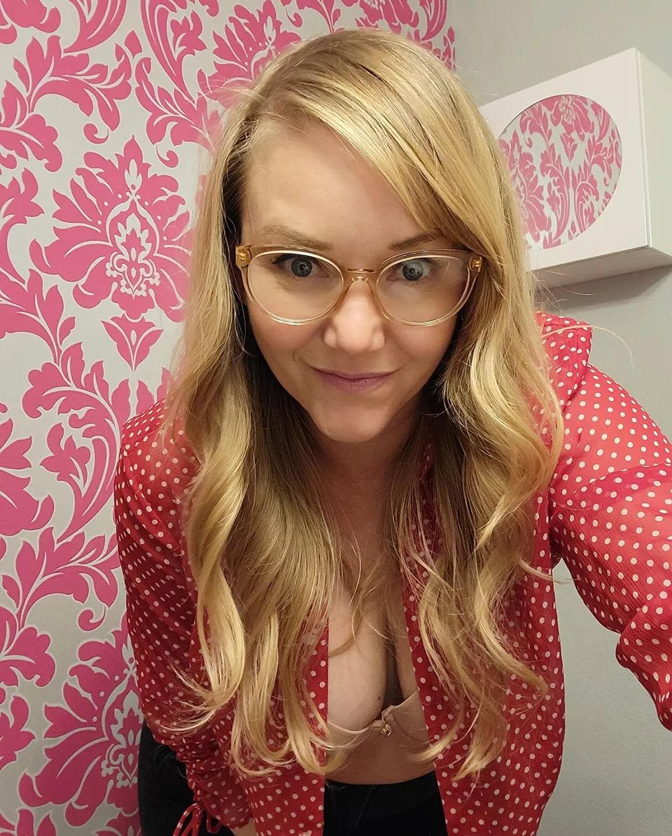 Am I a hot Mom in glasses? [F47] posted by Crystal_Sunshine_