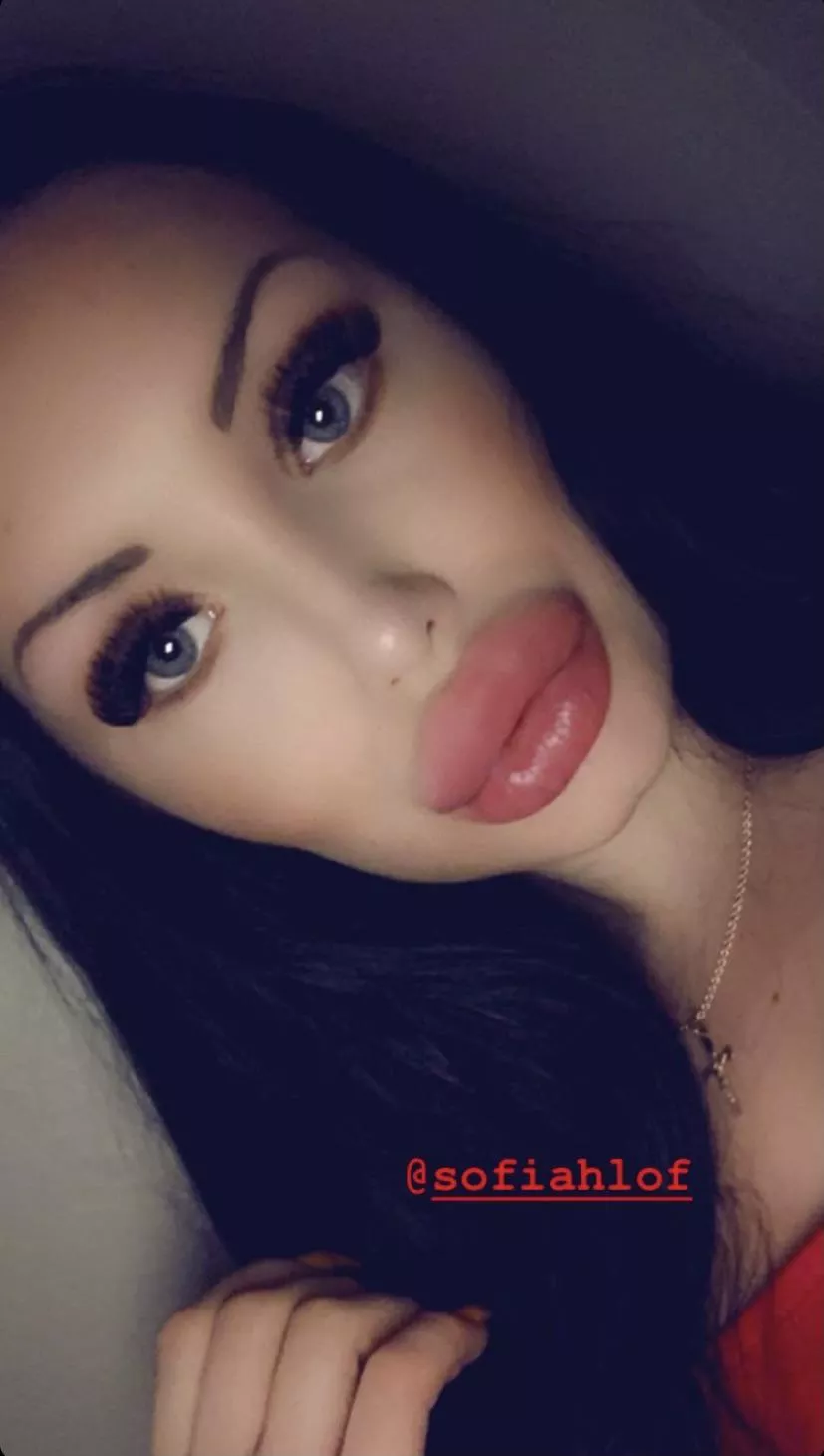 Amazing lips posted by bimboalexis