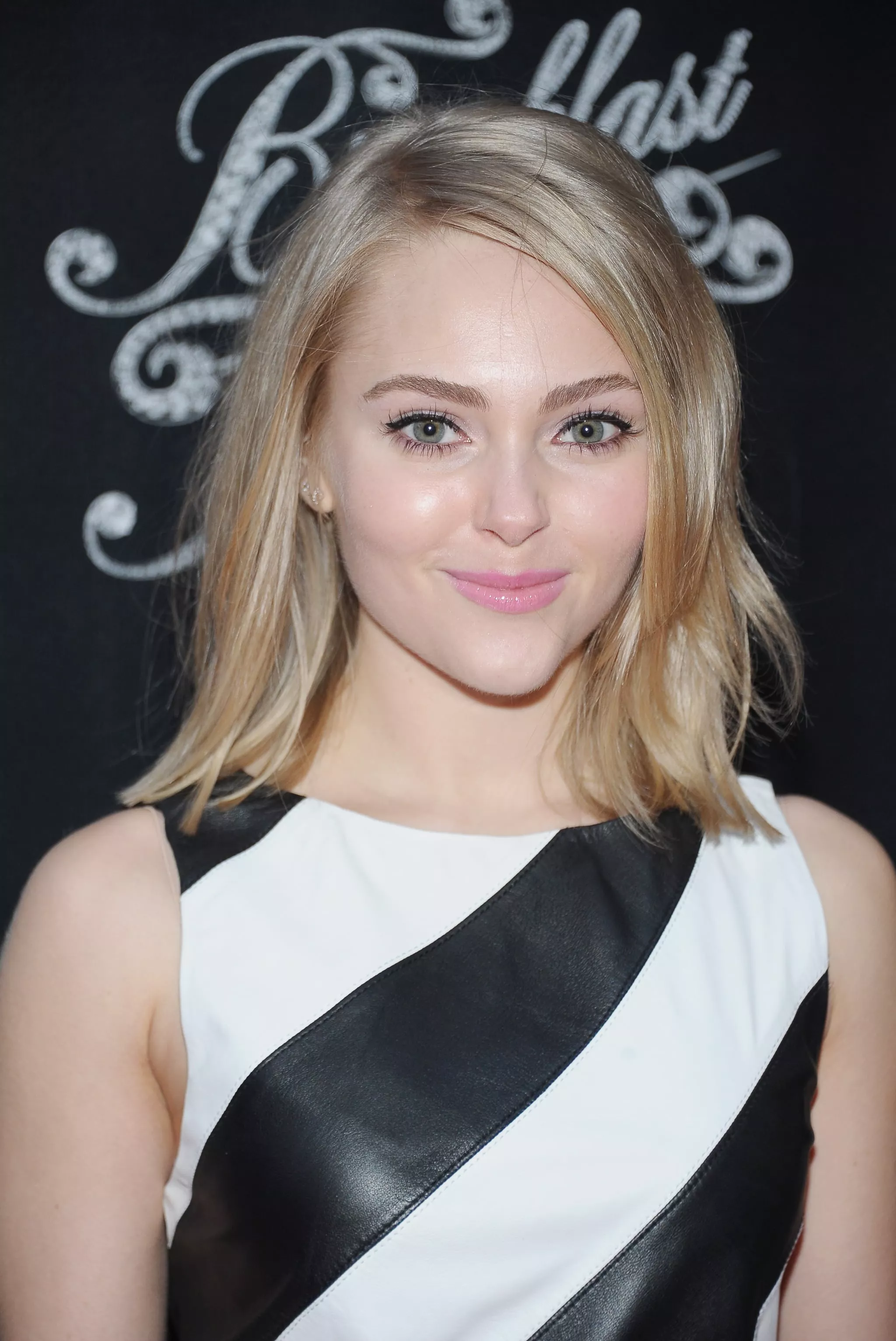 Annasophia Robb posted by GlamMetalLion