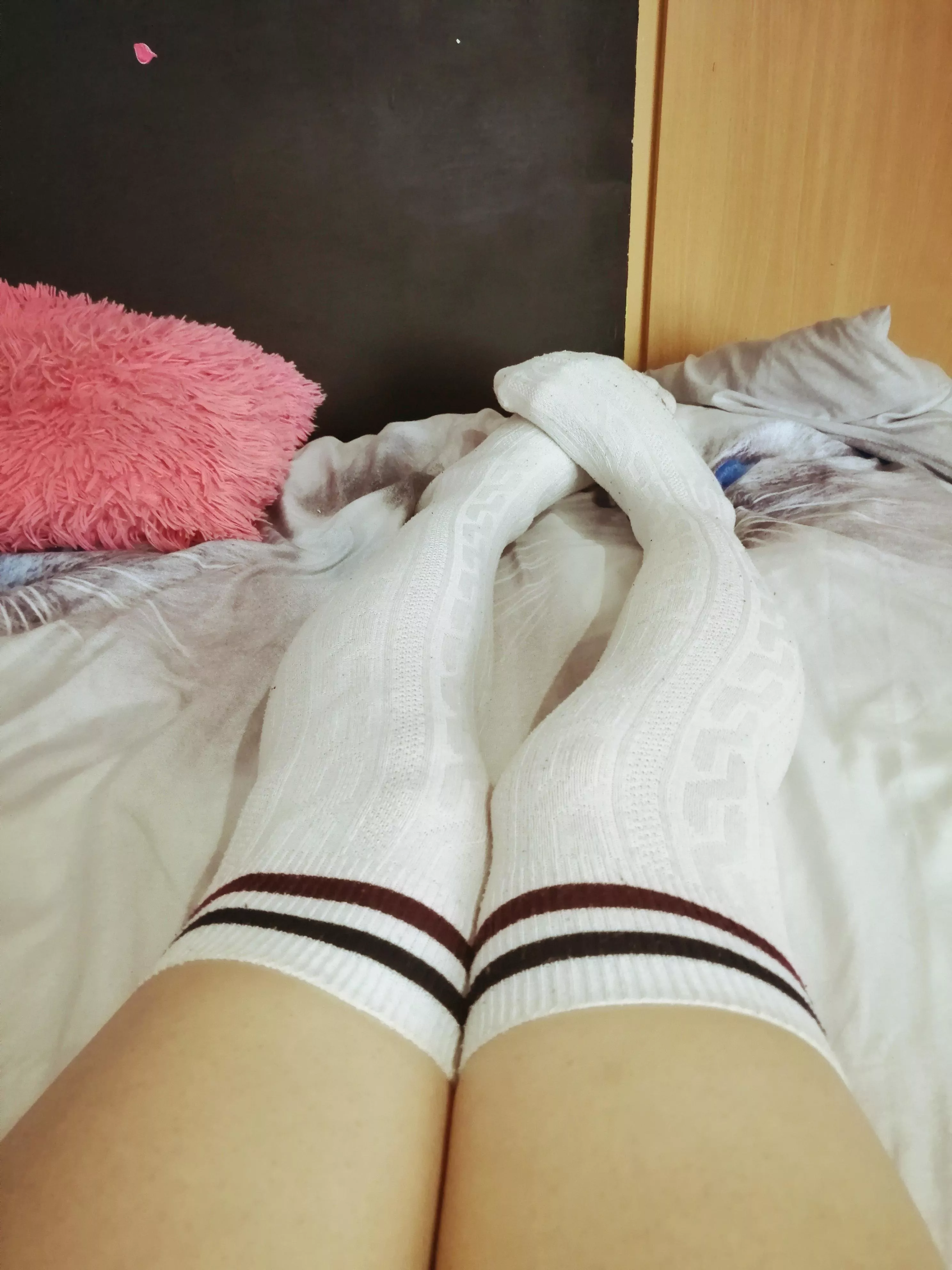 Another white pair ♥️ this time with two little stripes. Hope you like it ^ ^ posted by Ushiyashi