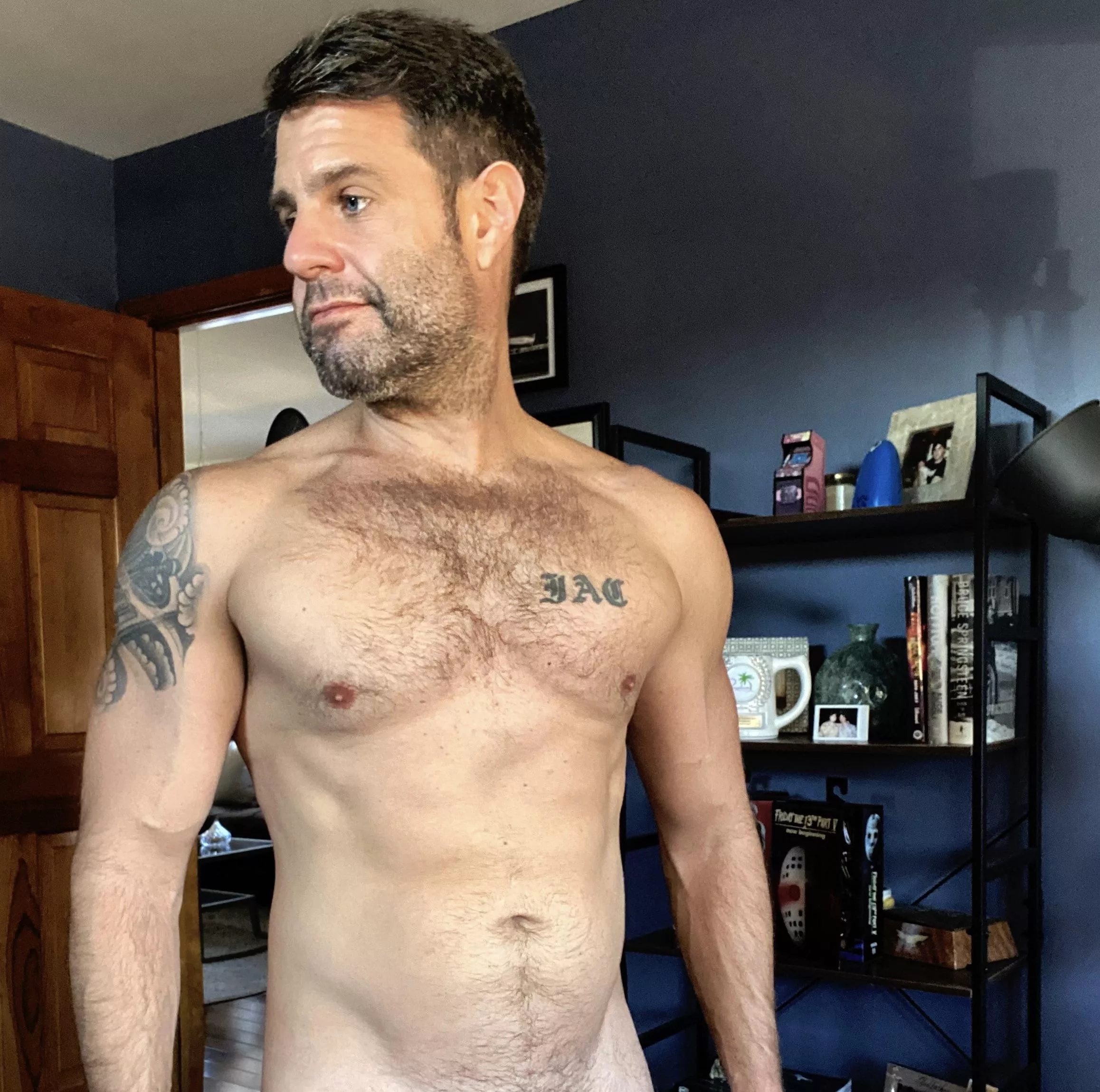 Any bros wanna come hang naked? posted by yourdaddysfavdj