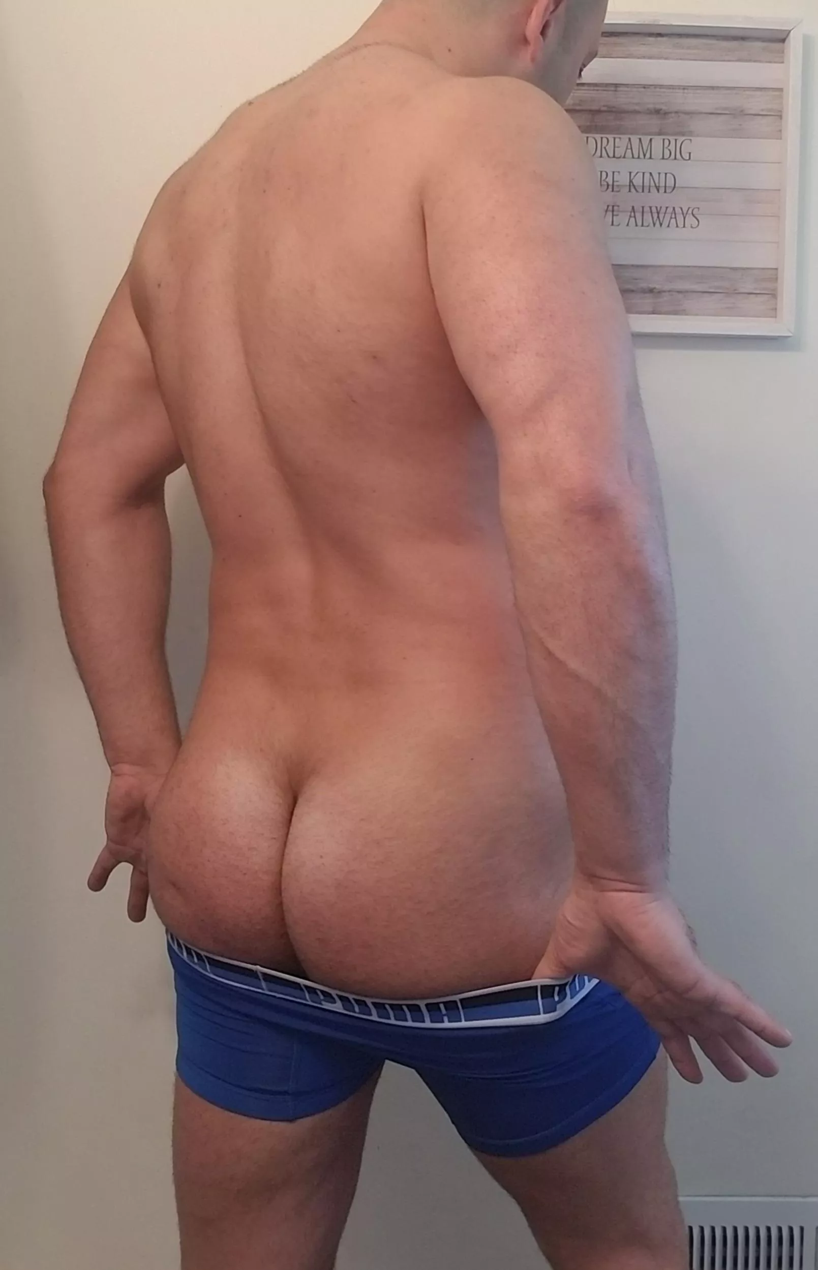 Any ladies like male humps? posted by Buffbagwell32