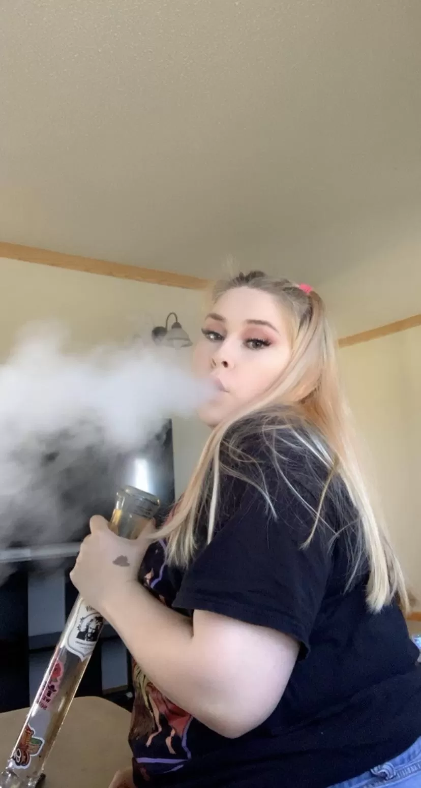 Any other chubby queens like to smoke? 💖 let’s be friends posted by Khulen21