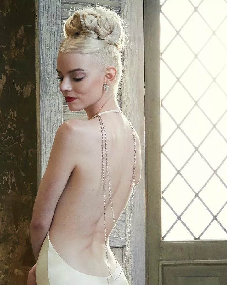 Anya Taylor-Joy has such a sexy back posted by mrwhoviantreky