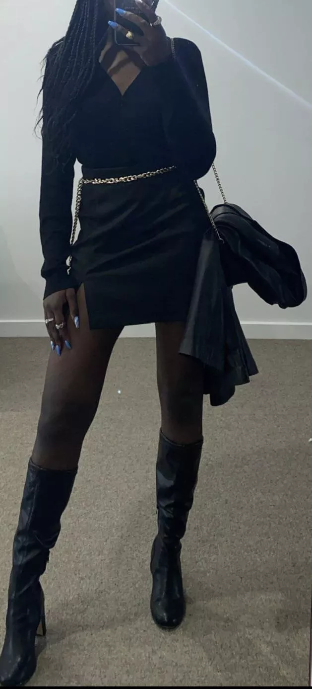 Anyone have 2 screens to cum tribute a hot black girl? posted by randomization111