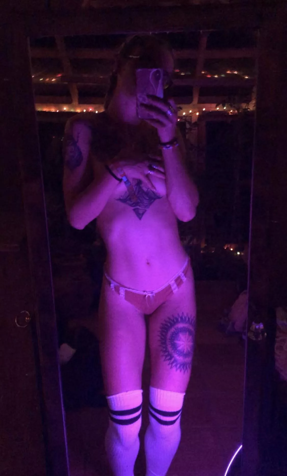 Anyone into fit lil bellies here? 😋🤤 posted by rosemarynips