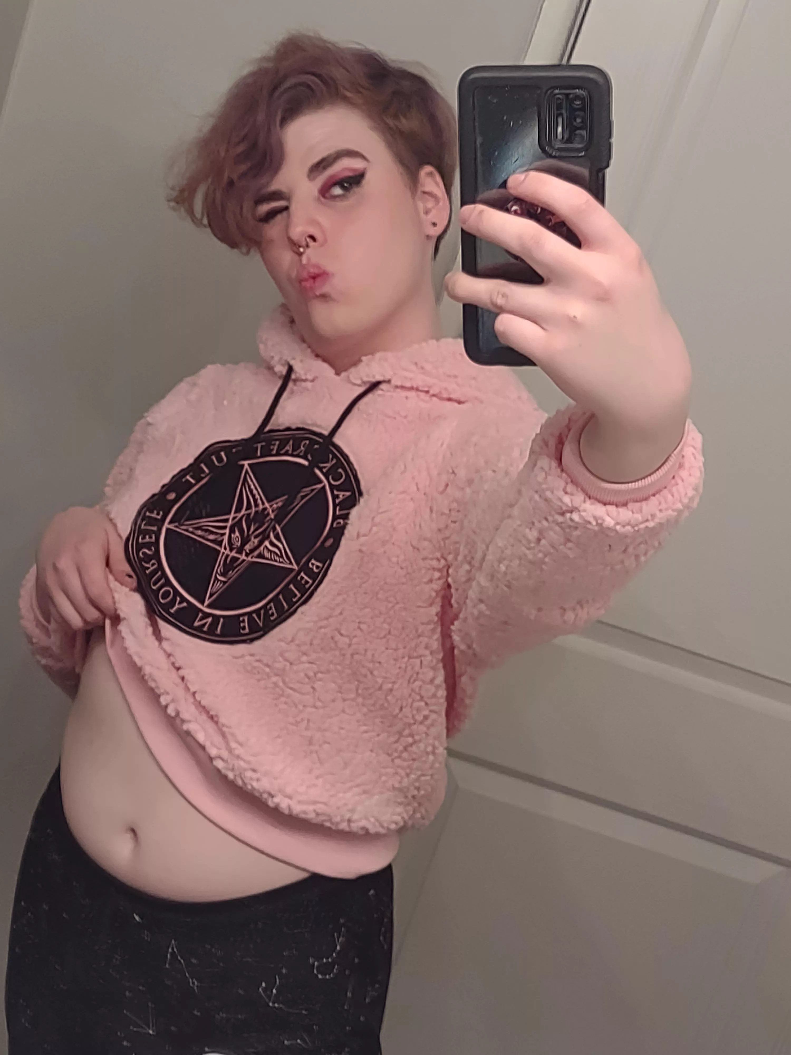 Anyone like femboy bellies? posted by HarleenQwynndolynn