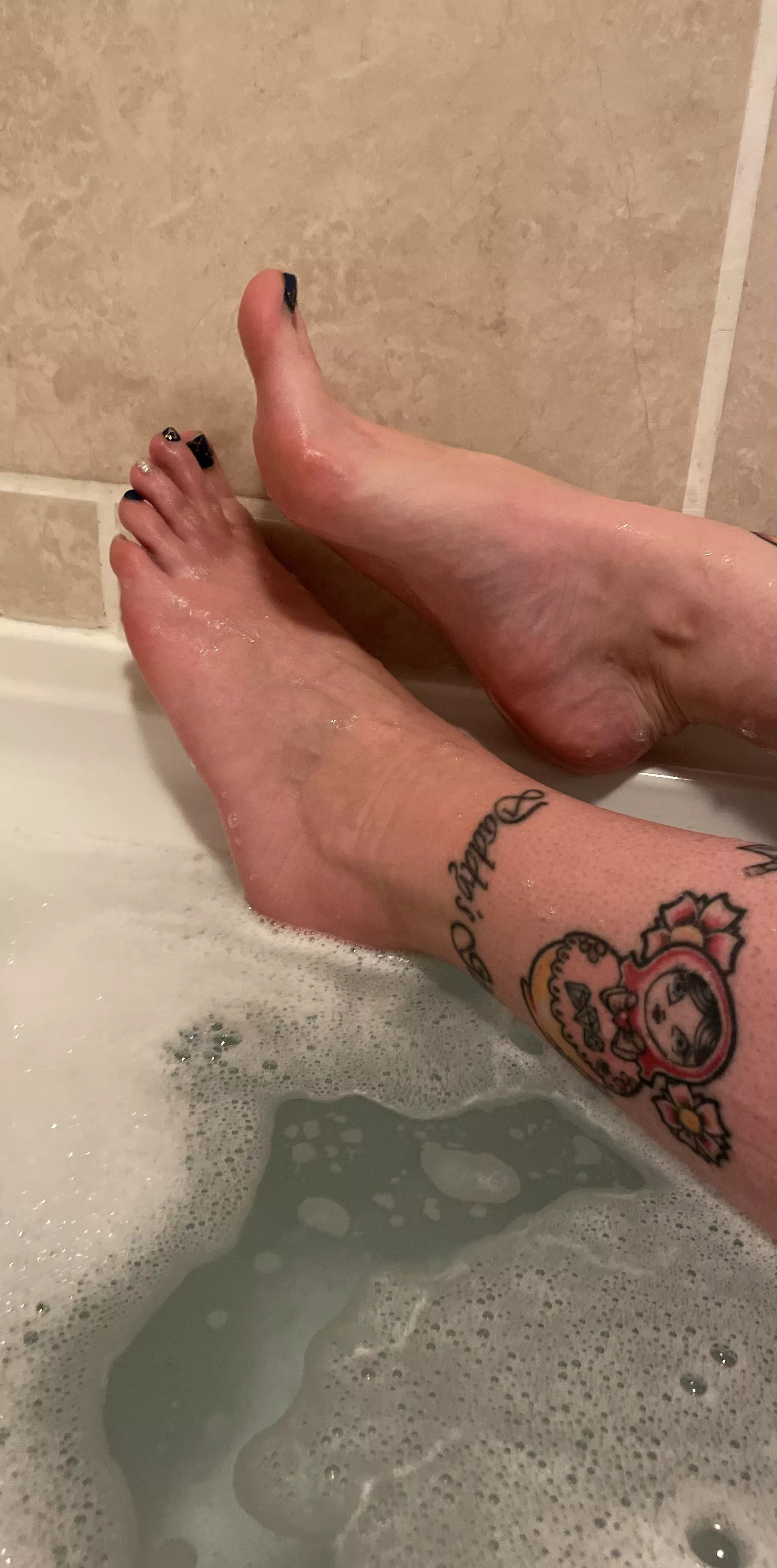 Anyone like golden shower videos on feet??? posted by Reetpetite88