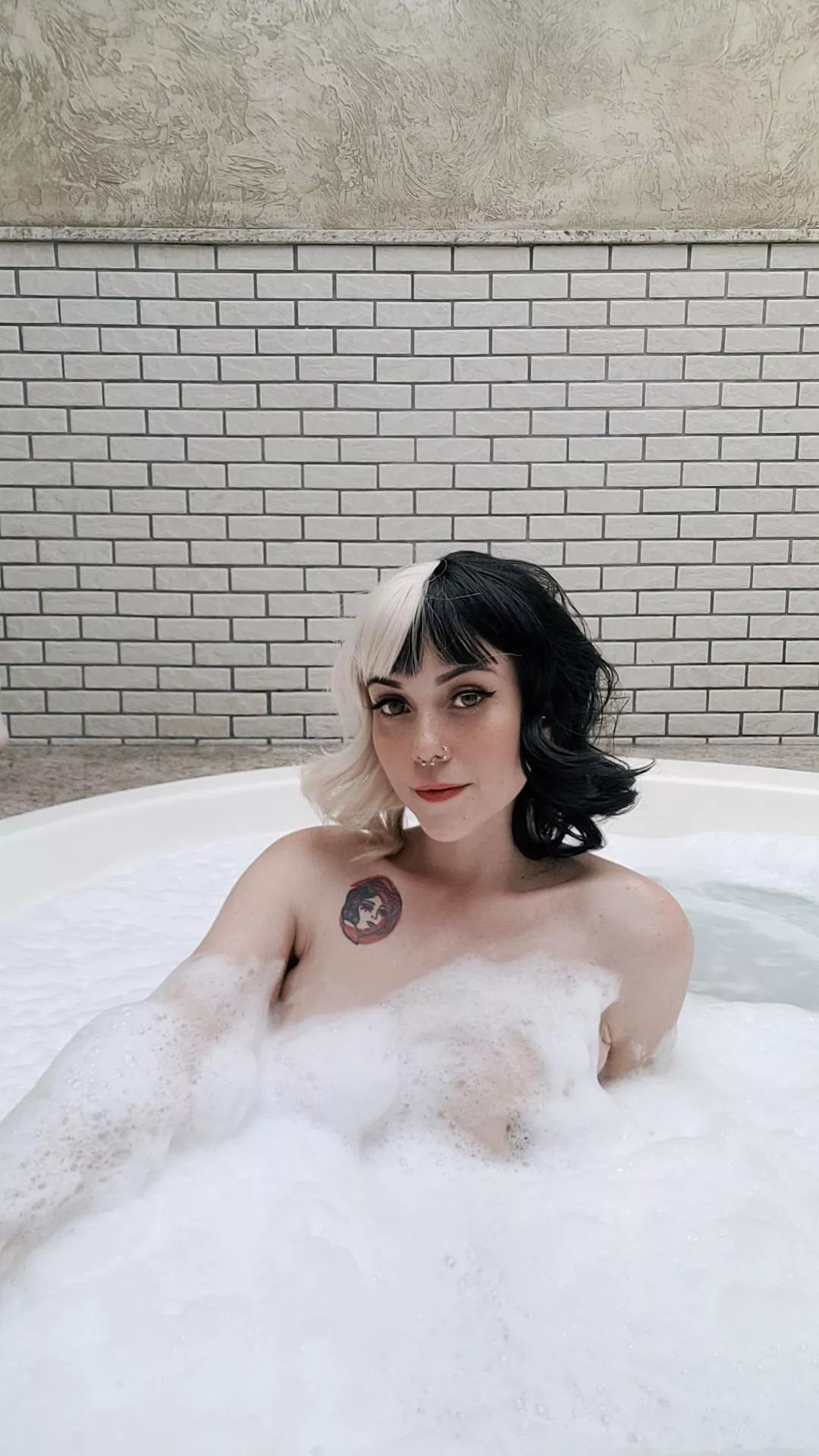 anyone up for a bubble bath? (F25) posted by lovelysquirrel96