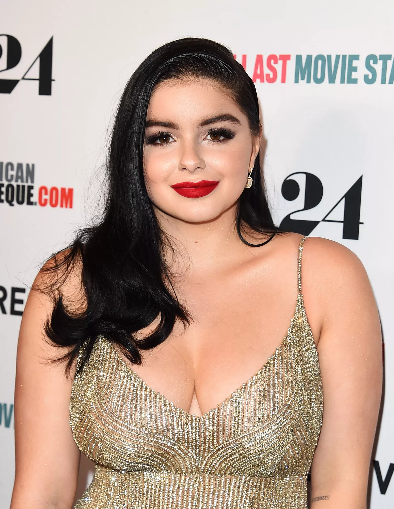 Ariel Winter and her Big Tits Cleavage posted by firescape