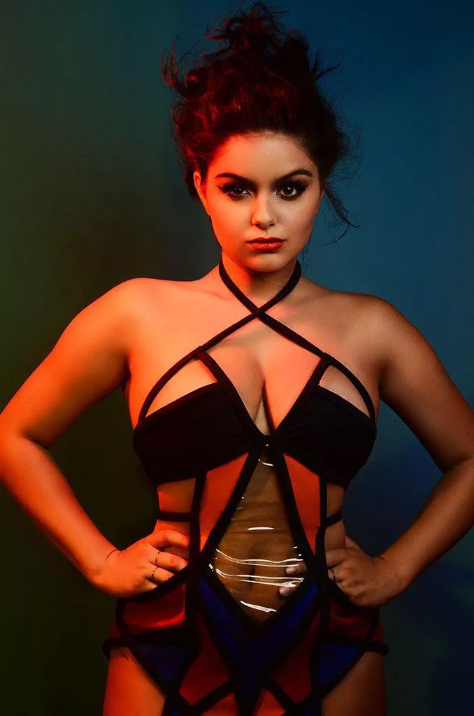 Ariel Winter posted by goddesslover2122