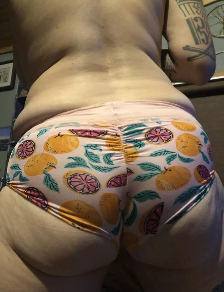 As requested, my massive ass. Can you hear my panties ripping? posted by Melsgotfat