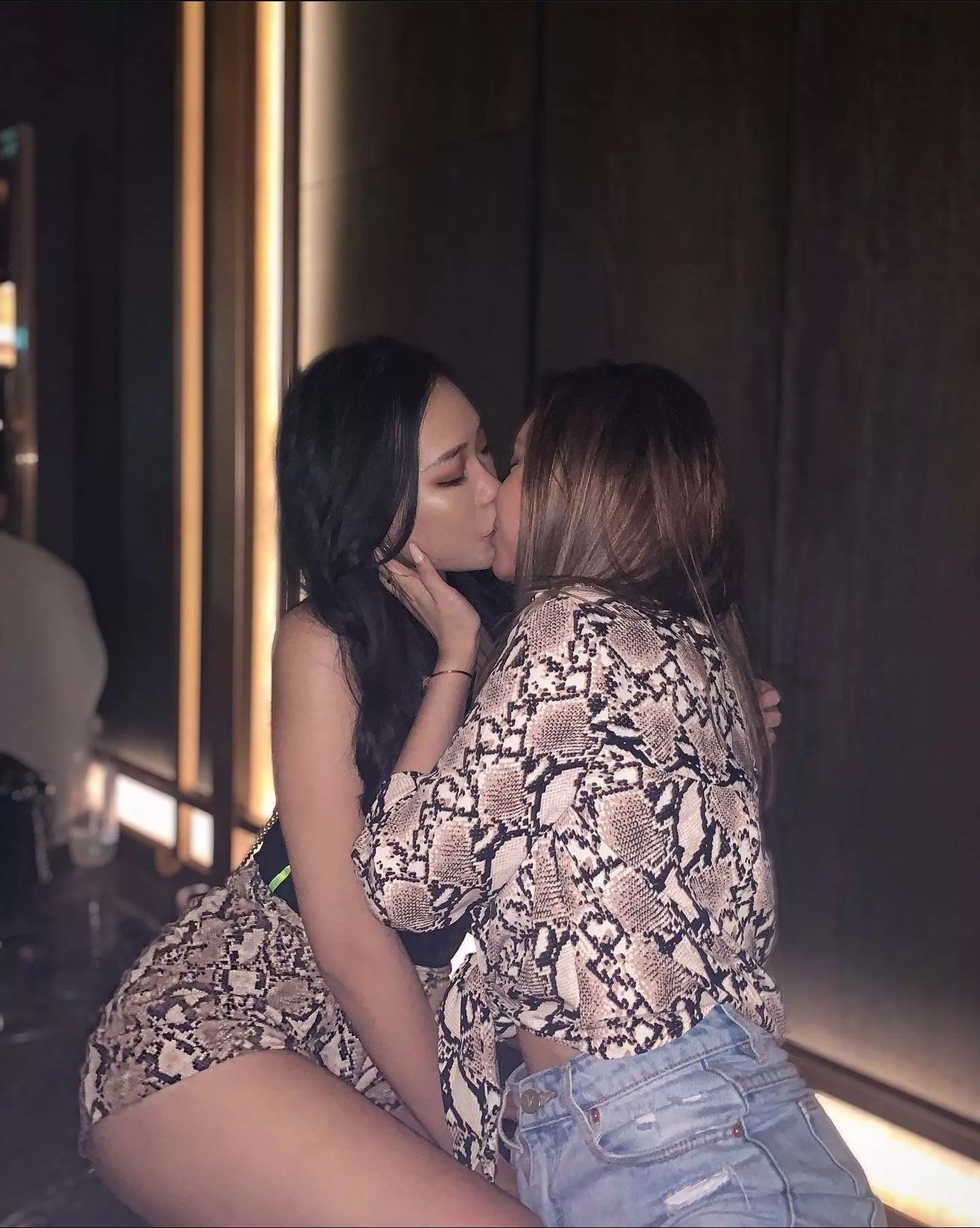 Asian Girls Kissing posted by yunaX2