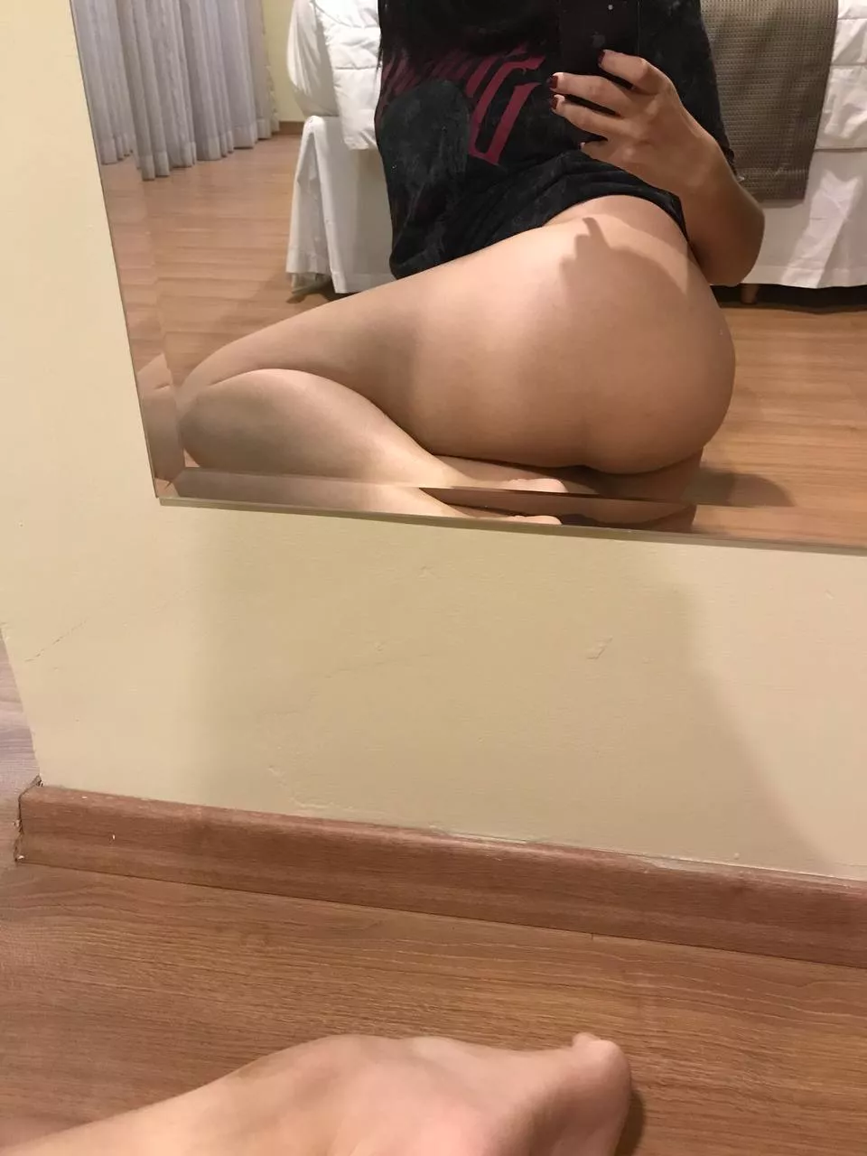 Ass in the mirror posted by aiyra_