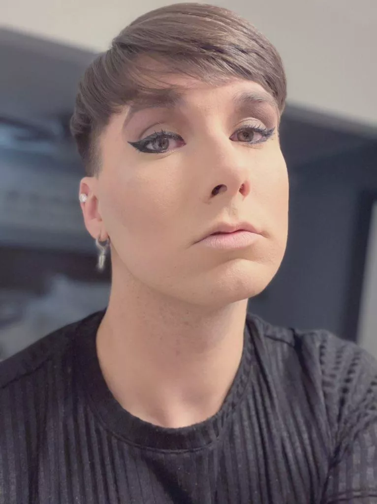 baby steps (enby’s first time with make up 🥺👉🏼👈🏼) posted by katyxparry