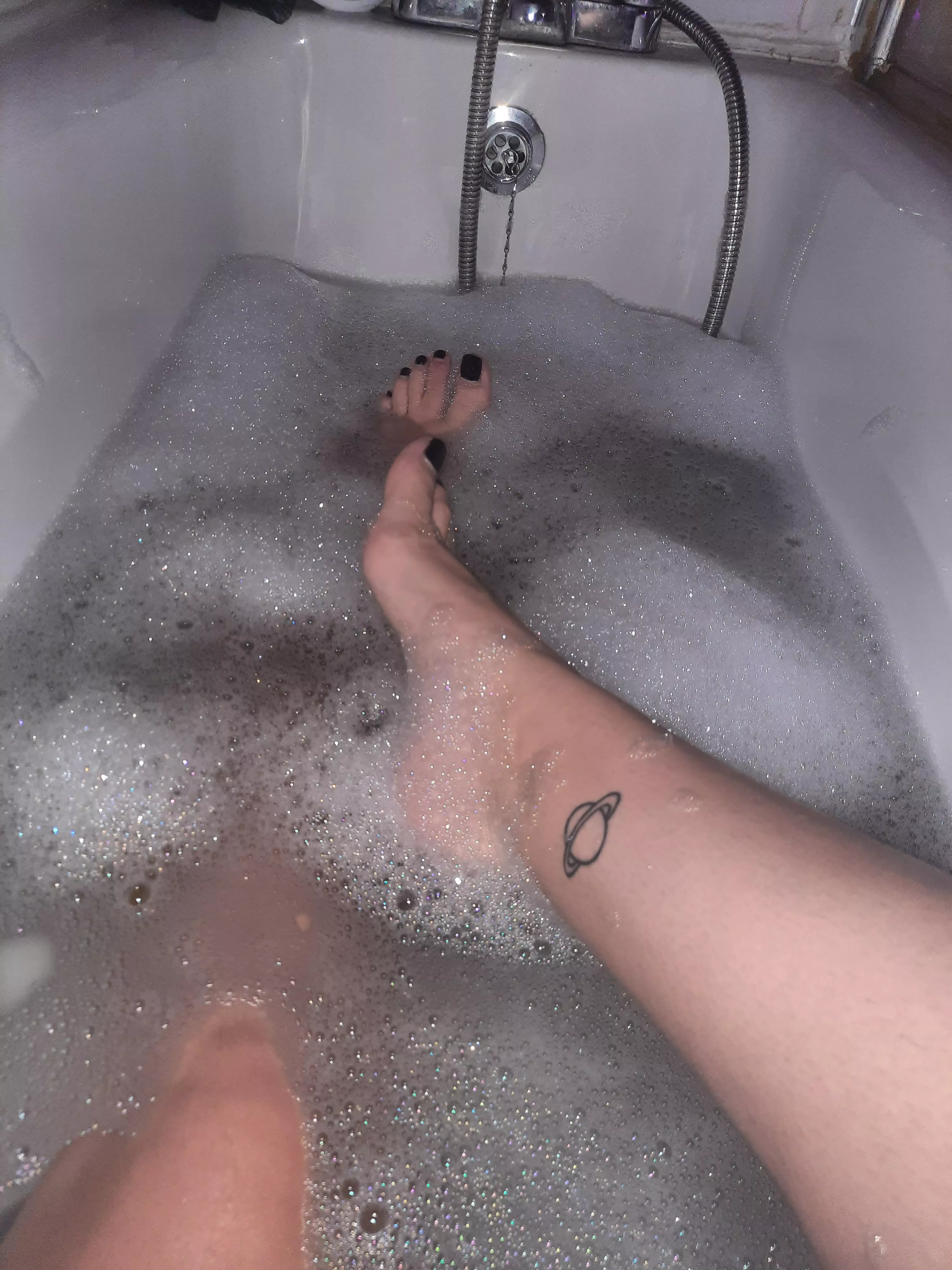 Bath feet 😌 posted by extra_sarah