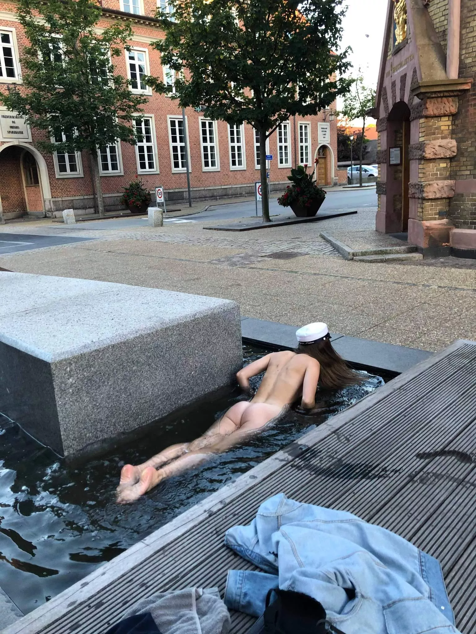 Bathing in the city fountain😇 posted by violla748