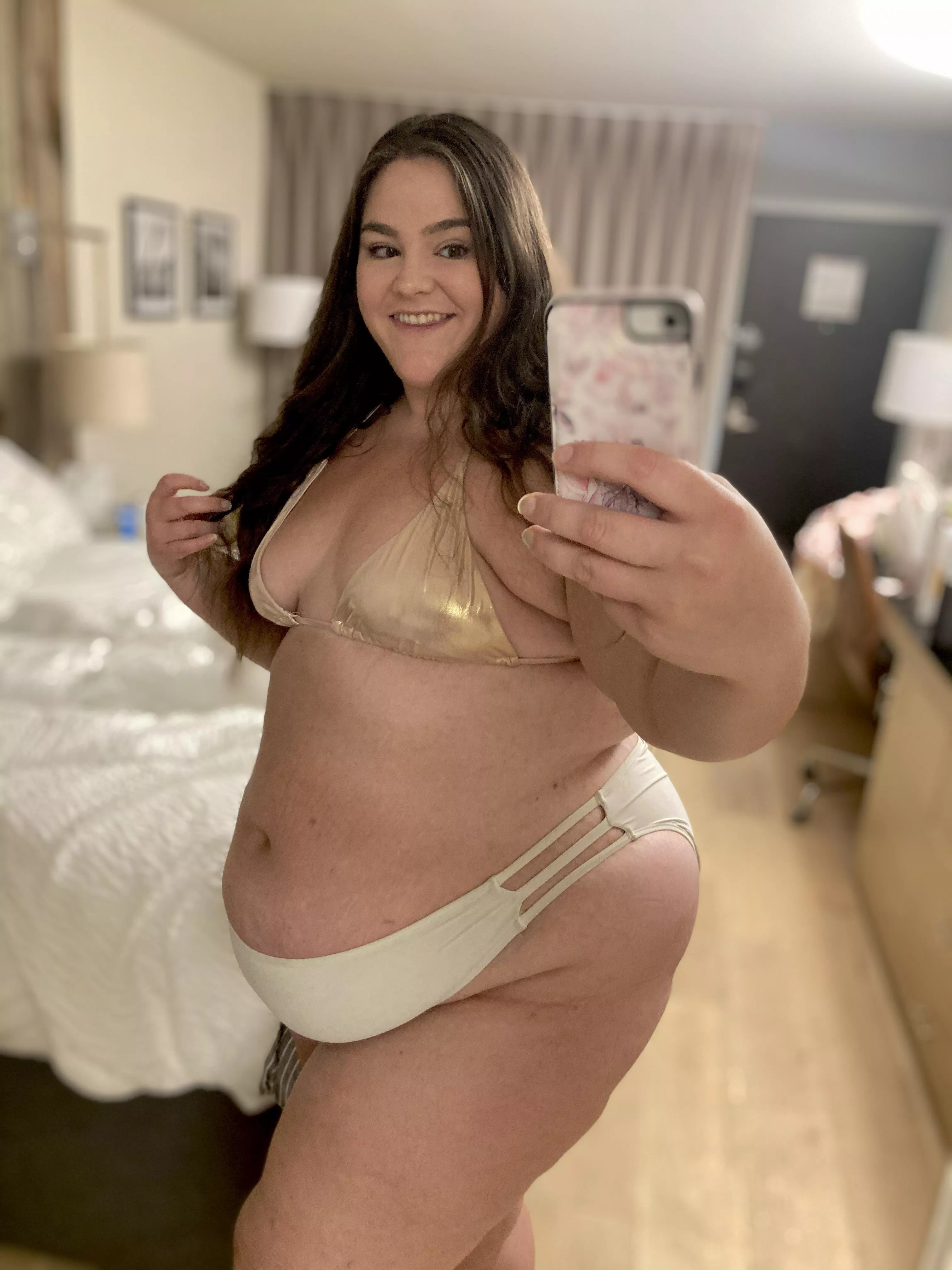 BBW Beach Babe ♥️ the other guests at this hotel are in for a show posted by SweetGeorgiaRose