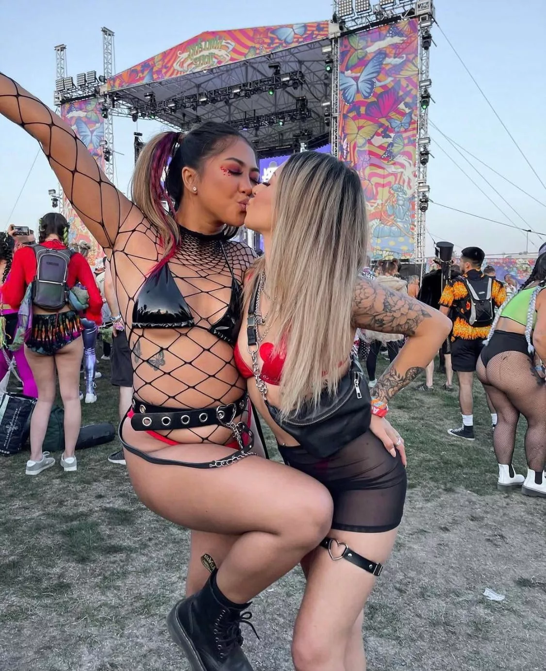 Beautiful Girls kissing in festival posted by brassuka