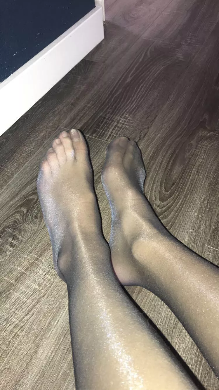 Beautiful nylon coverd feet😌 posted by Apprehensive-Lab2983