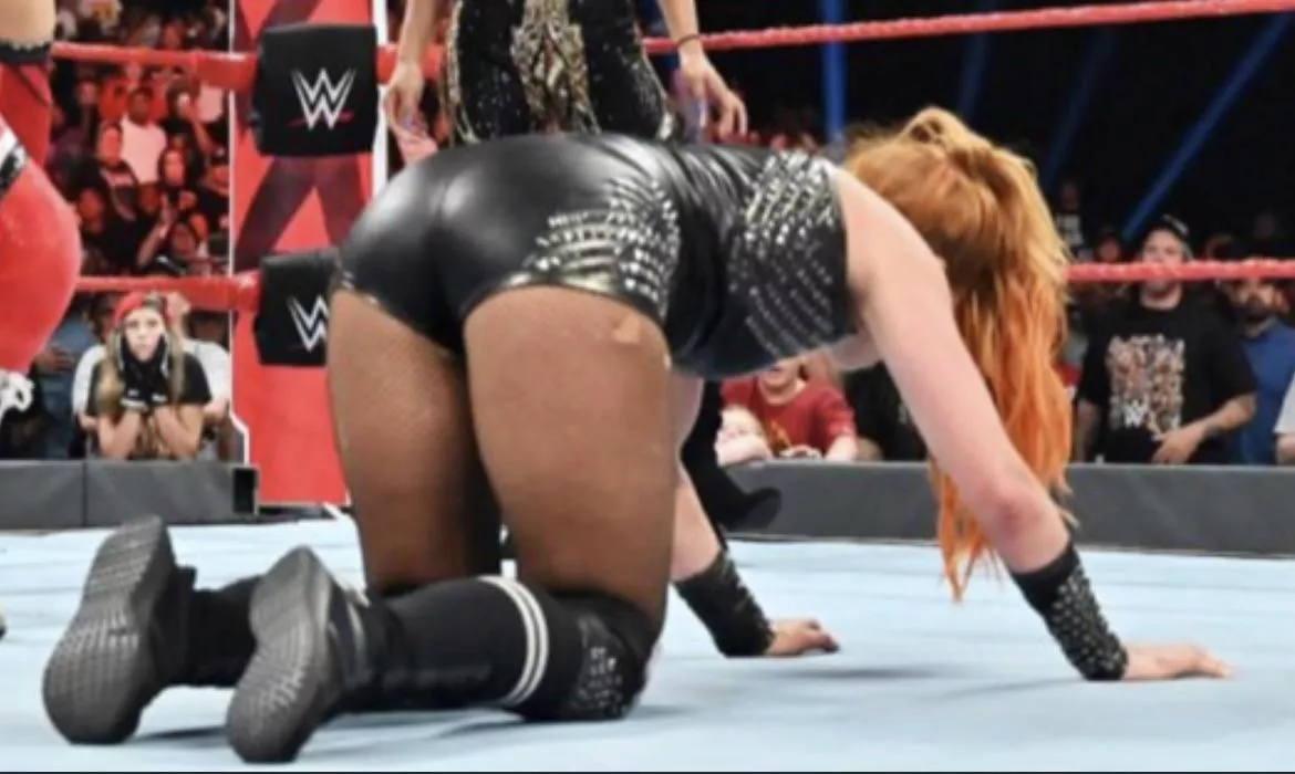 Becky Lynch on all fours ðŸ‘ posted by LiamH1996