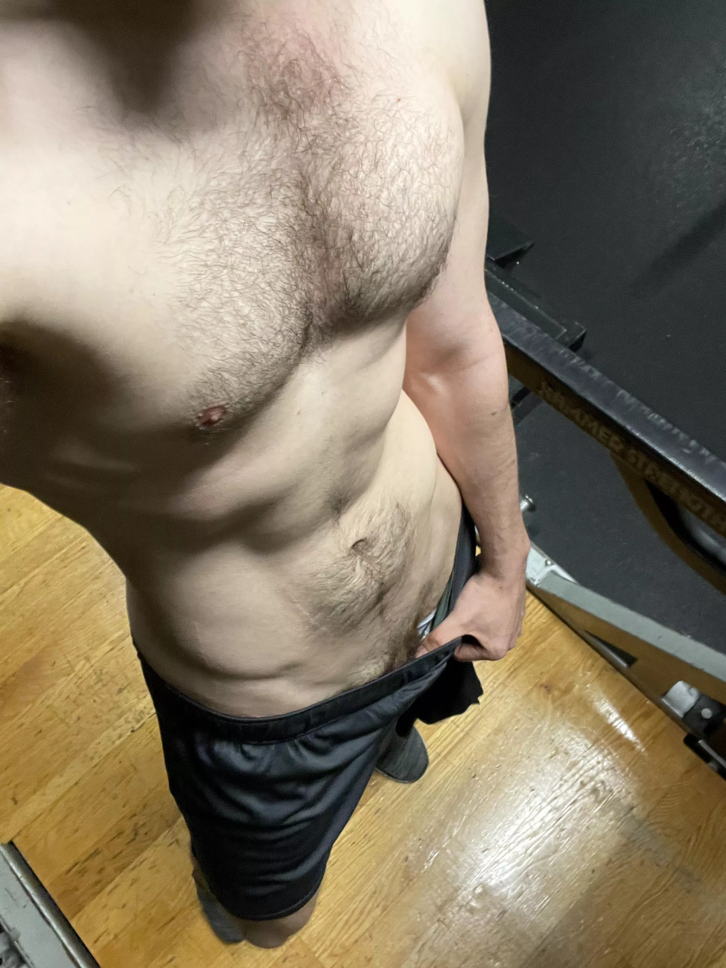 Being shirtless at the gym always gets me going posted by Perththrow-away