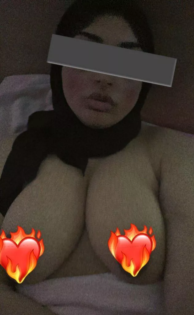 Bet you’ve all fantasised about fucking a Muslim hijabi slut at least once 🧕🏽💦 posted by lil_brown_bunny_