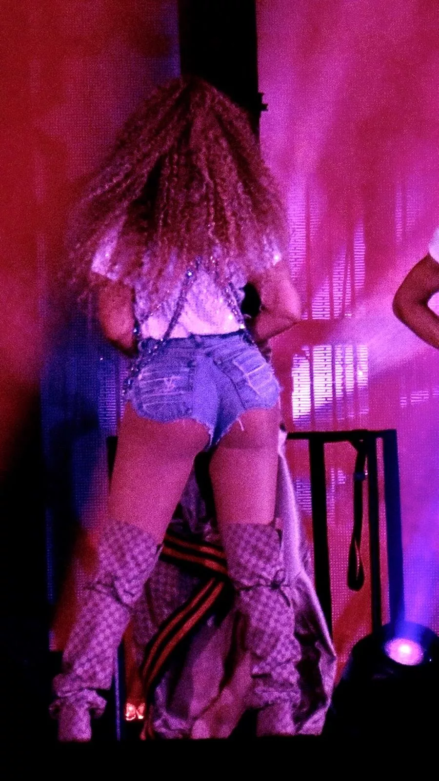 Beyonce's fat booty vs. blue jean shorts. Booty clearly winning in a landslide 🍑 posted by beysian