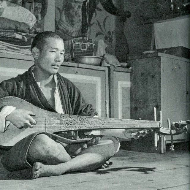 Bhutanese sitar player posted by huaxiaman