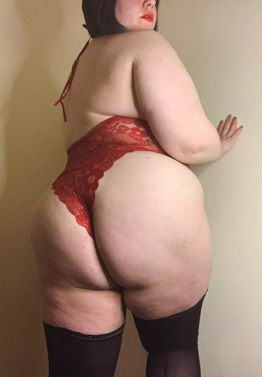 Big ass, tiny thong posted by slutty_peach18