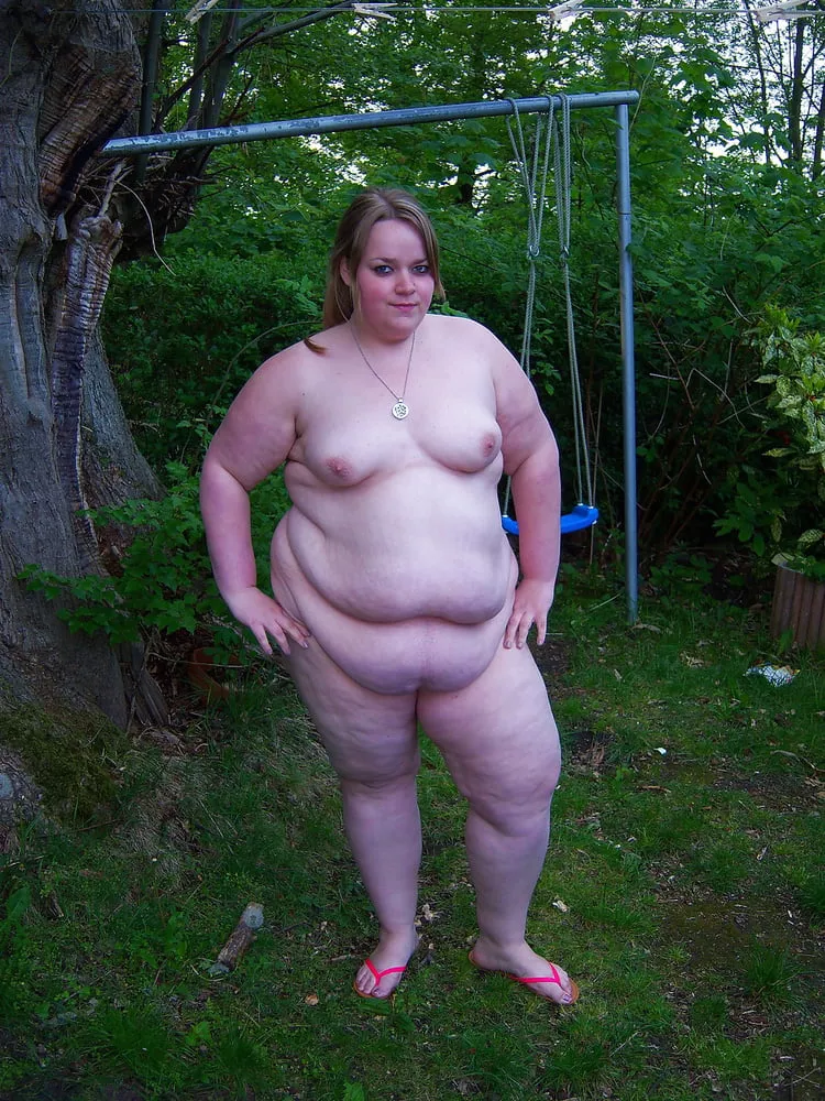 Big cutie going nude in her backyard (more in comments) posted by Udderluvr2020