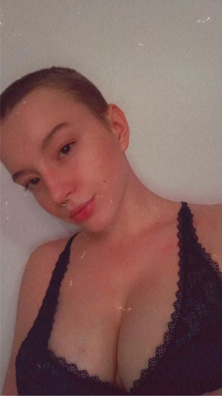 Big tiddy short hair goth gf 😜🥰 posted by fawncalypso