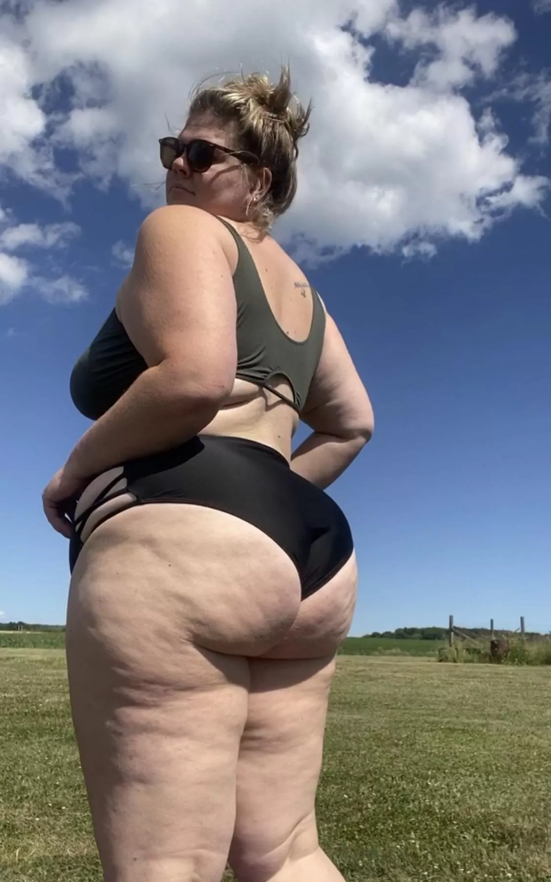 Bikini booty 🍑🖤 posted by HoneyBreyz