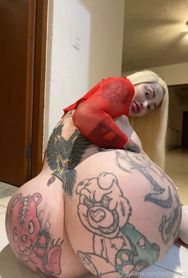 Bimbo Got Booty posted by BigAssLover54