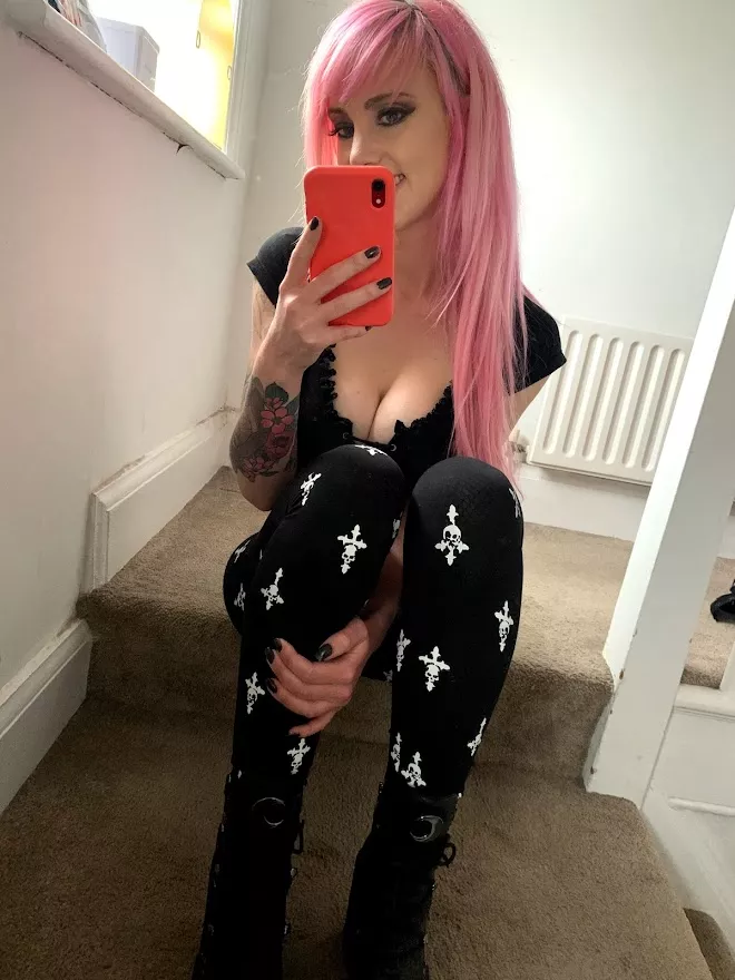 black and pink 🖤💗 posted by bexuki