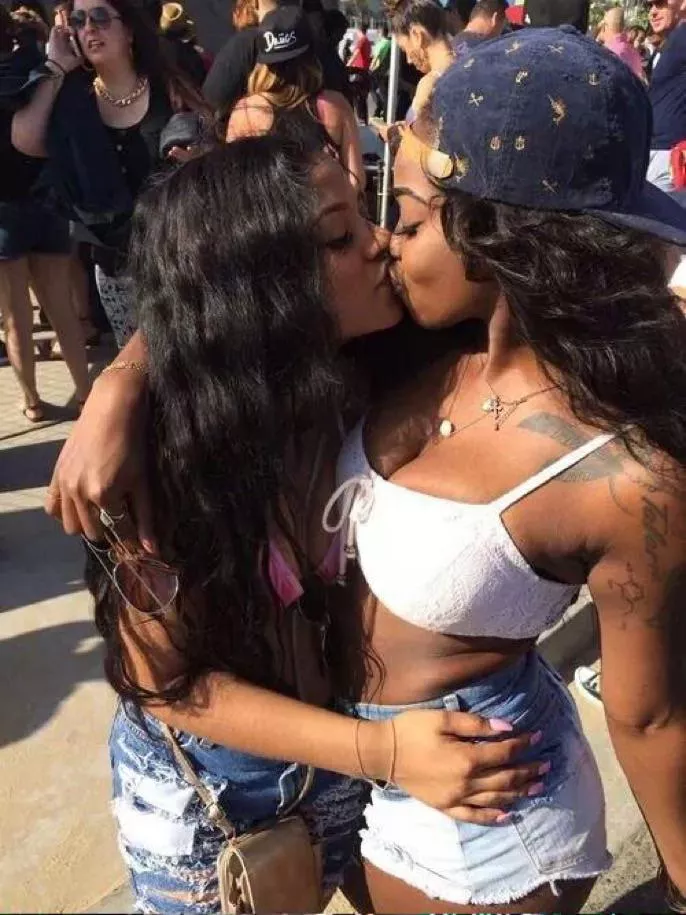 Black Girls Kissing posted by yunaX2