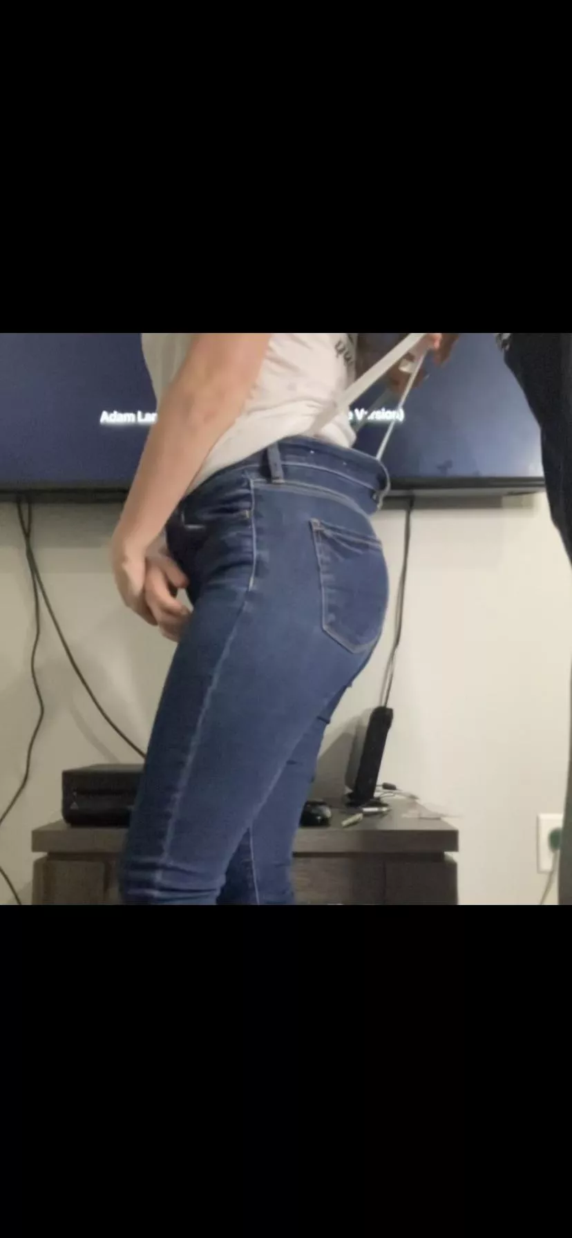 Bonnie gets a thong wedgie in tight jeans🤪 posted by bonniendclyde