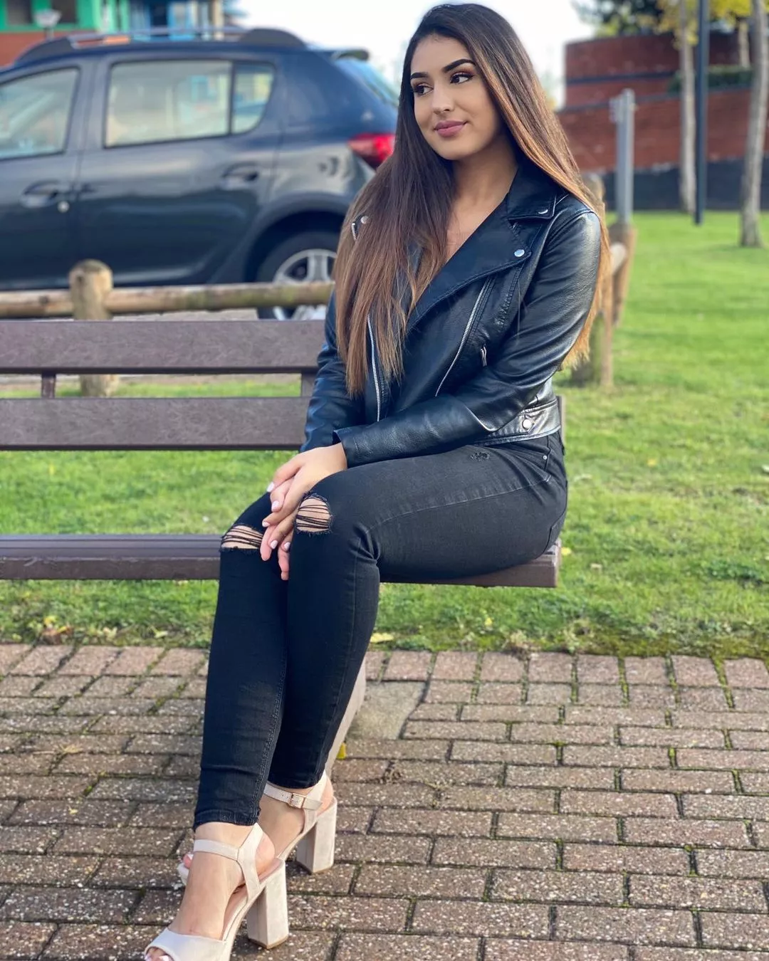 British Indian Beauty in Black Jeans posted by tenant69