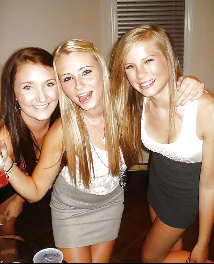 Brunette n 2 blondes posted by Chaturbater1