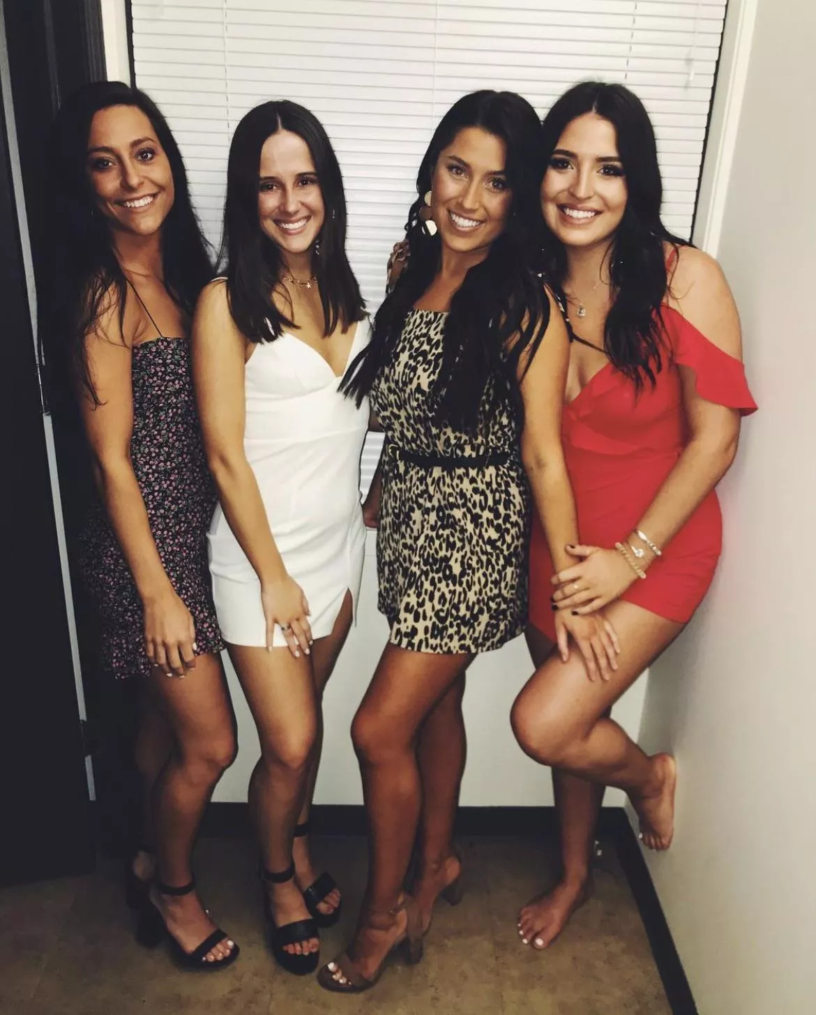 Brunettes posted by Mseecums