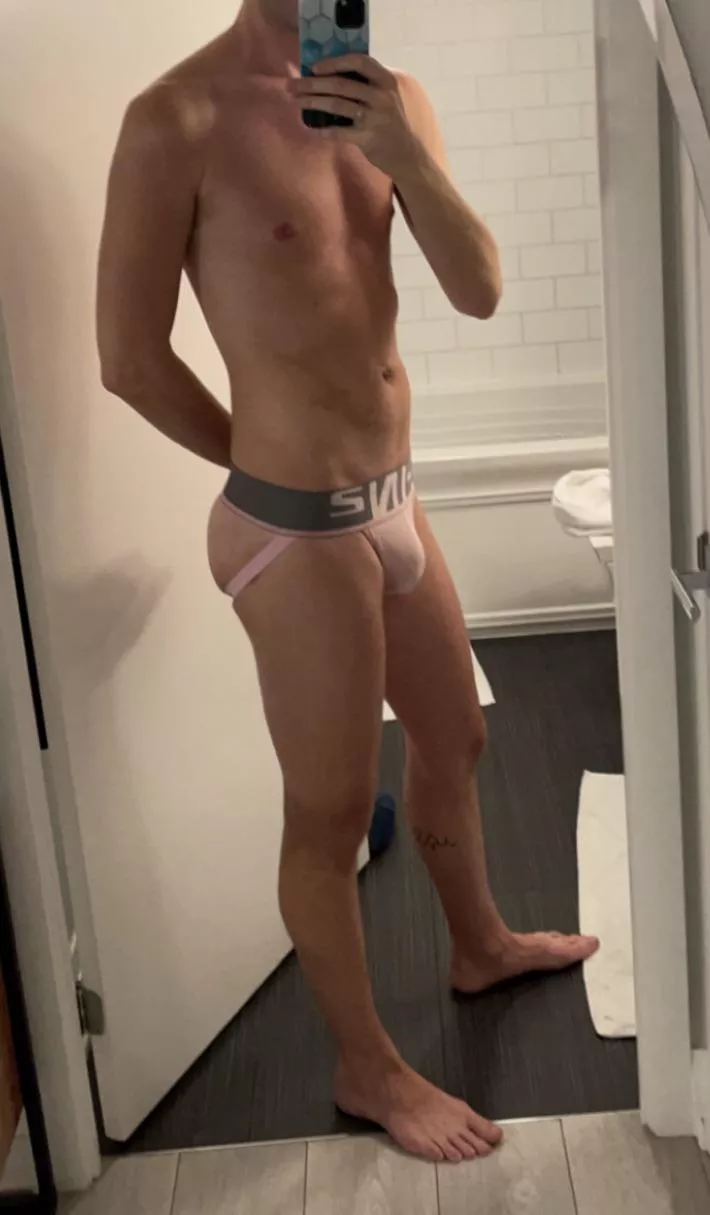 Bubble gum pink booty and bulge 😘 posted by bulgeboy12