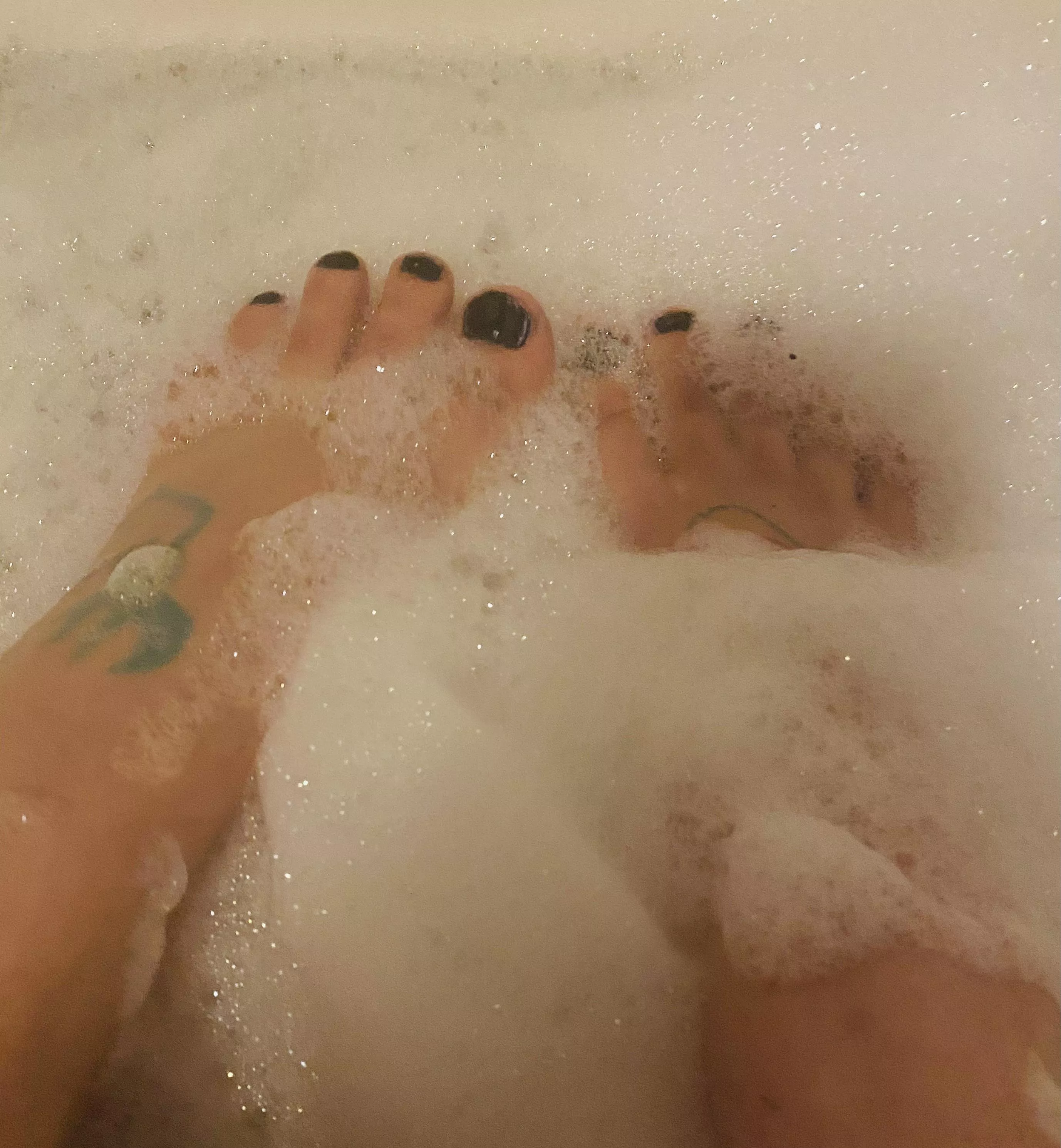 Bubbly feet anyone 👅😈👣??? posted by Cutetreats27