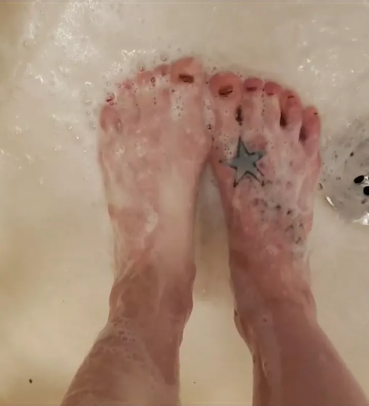 Bubbly shower feet 👣 posted by his_kinkymilf20_xxx