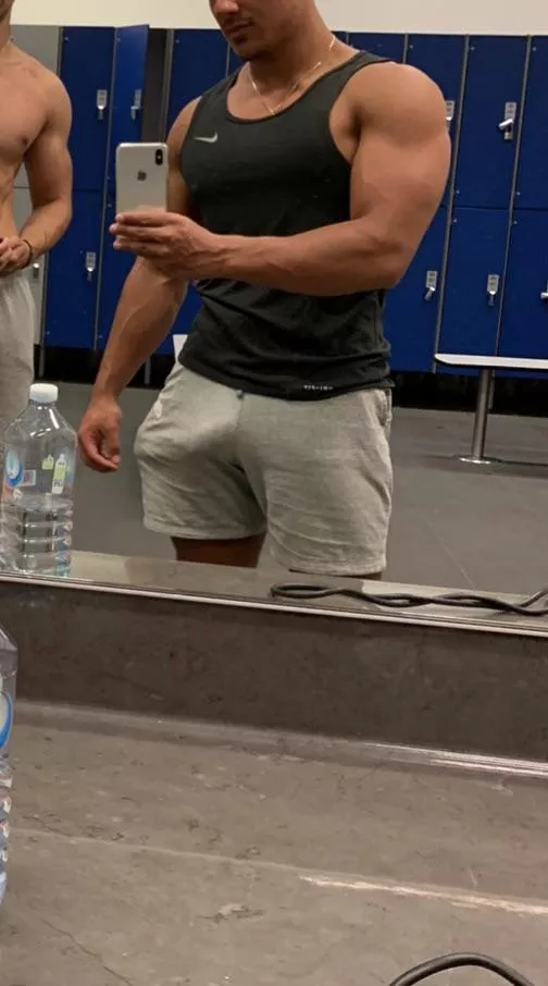 Buldge in the gym locker room (M18) posted by greekgod111