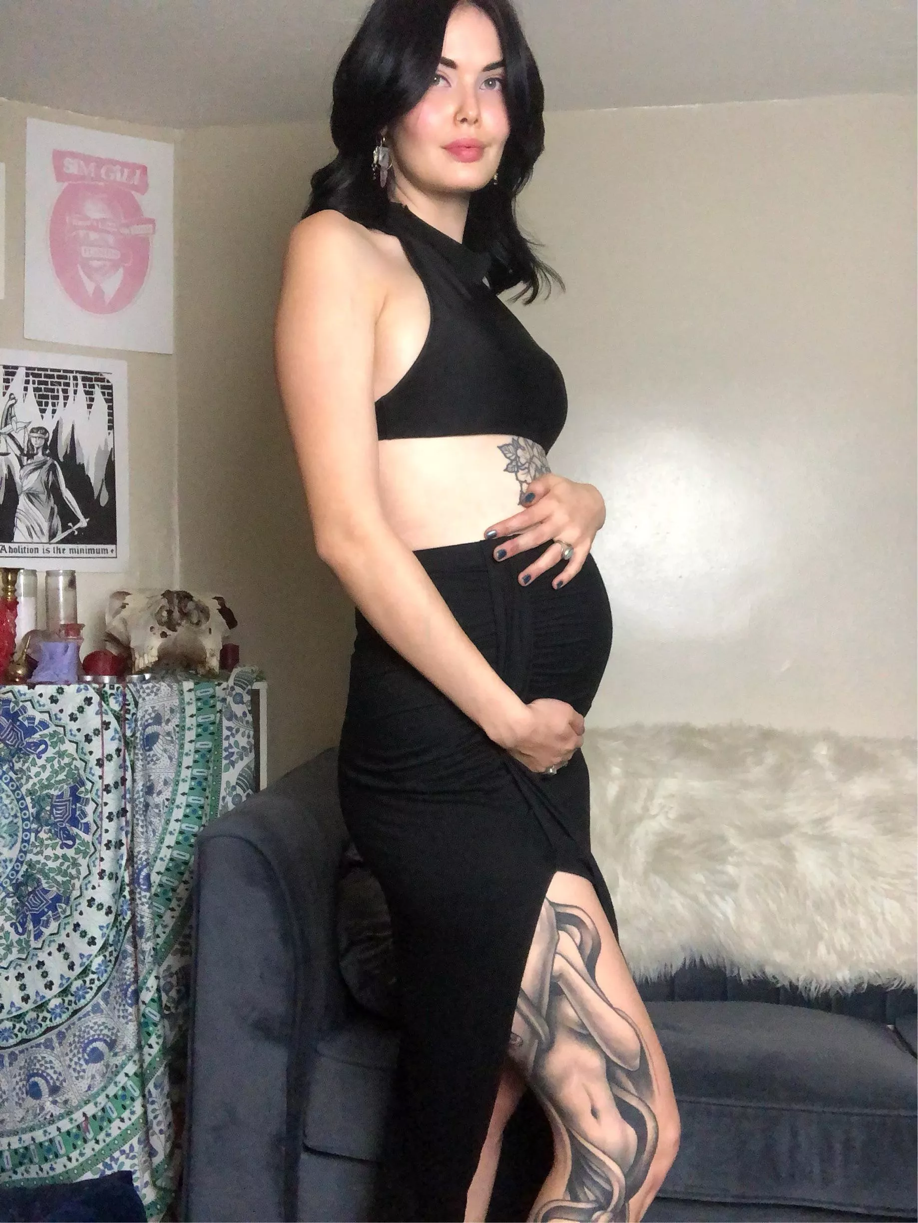 Bump coming in nicely, currently twenty-seven weeks 🖤 posted by MissElAmbrosia