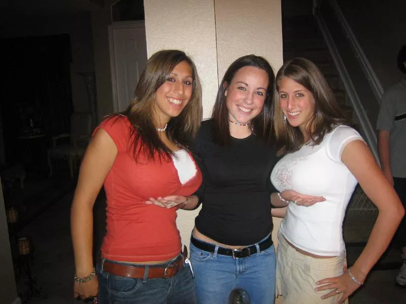 Busty cousins posted by deiterh95