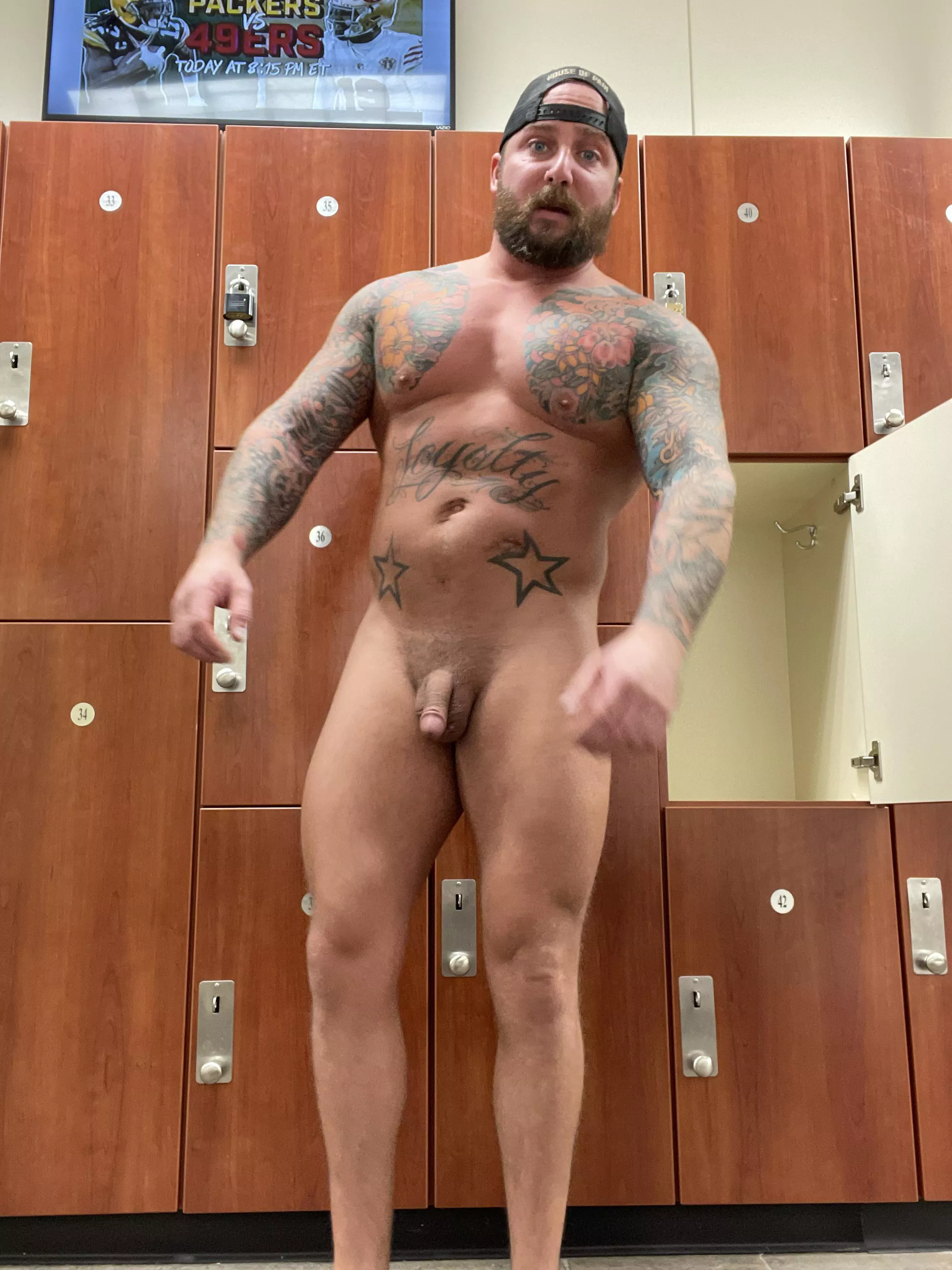 Busy locker room posted by Tempsoicanupvote