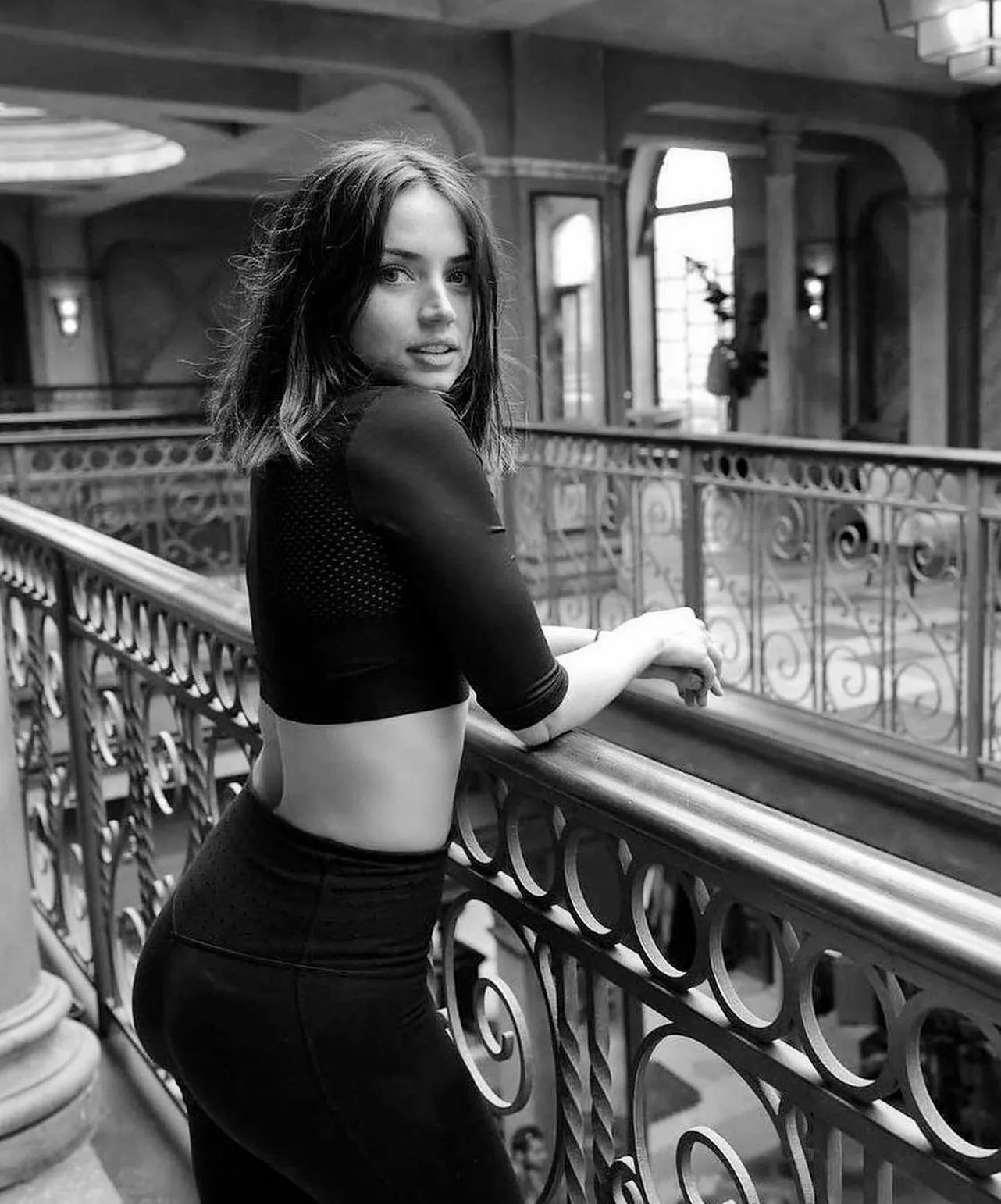 B&W Ana de Armas in leggings ðŸ˜®â€ðŸ’¨ posted by Underwater_astro